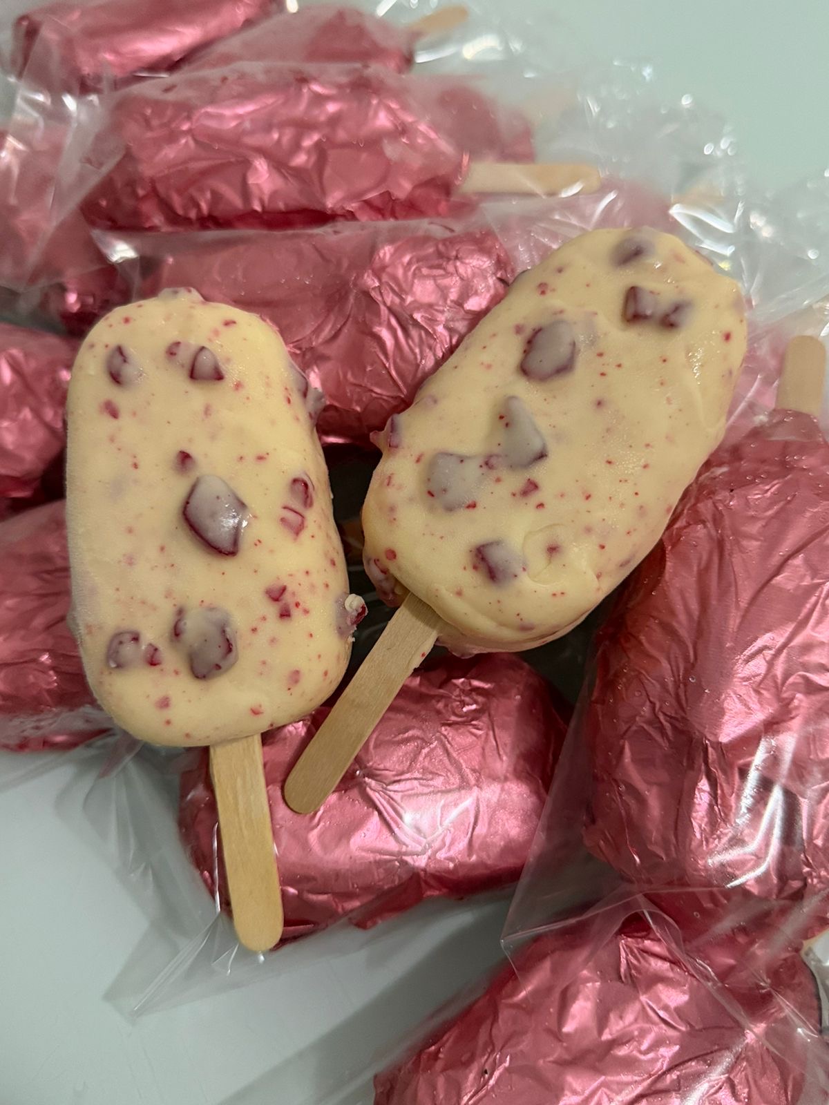 Picolés cravejados com pedaços de fruta